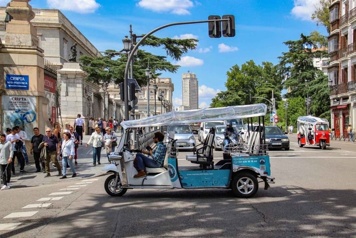Excursão de boas-vindas em tuk tuk por Madrid