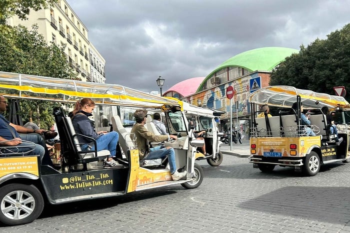 passeio panorâmico com guia privado num Tuk Tuk amarelo