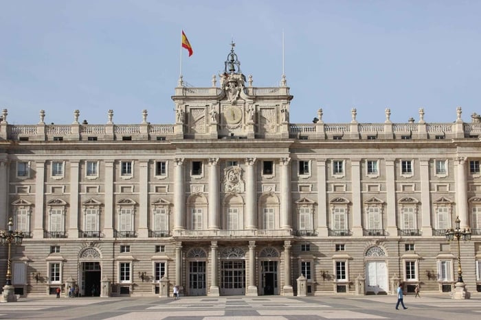 Private Old Town Tour with Tapas & Wine Tasting