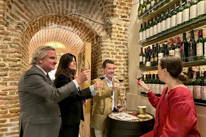 Experiencia secreta de cata de vinos en el corazón de Madrid.