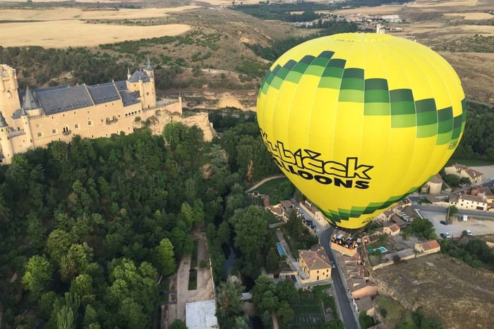 Segovia: volo in mongolfiera con picnic e Cava