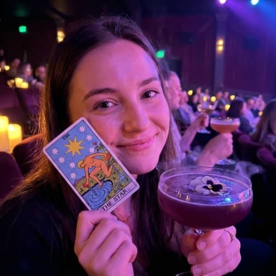 Séances de Tarot : Un spectacle mystique de cartes et de cocktails