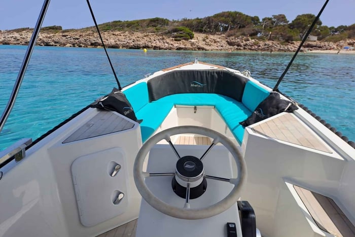 Boat rental without a license in Malaga city for 1-6 people.