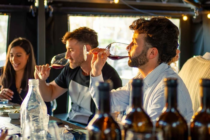 Giro in catamarano + degustazione di 6 vini con abbinamento nel porto di Malaga