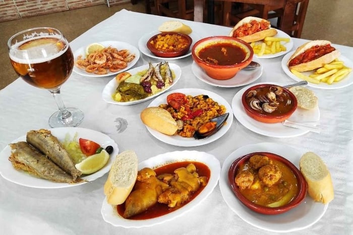 Málaga: 2-timers tuk-tuk-tur med stop til tapas eller vinsmagning