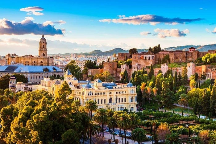 Málaga: Cathedral, Alcazaba, Roman Theater Walking Tour