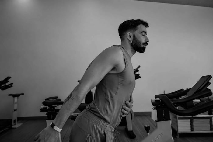 Málaga: Sessão de ciclismo indoor e terapia de luz vermelha