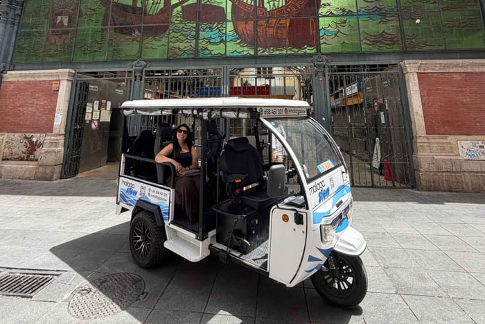 Málaga: Private Sightseeing-Tour mit dem Tuk-Tuk und Lebensmittelverkostung auf dem Mercado de Atarazanas