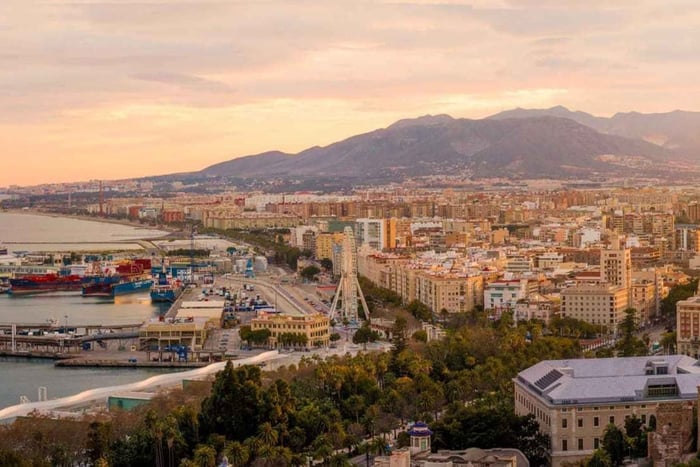 Malaga: Private Walking Tour with Official Guide