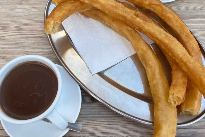 esperienza spagnola a base di cioccolata e churros con un residente