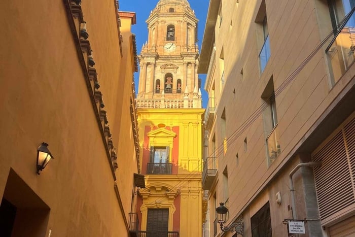 Málaga: Walking Tour of Secret Corners & Local Life