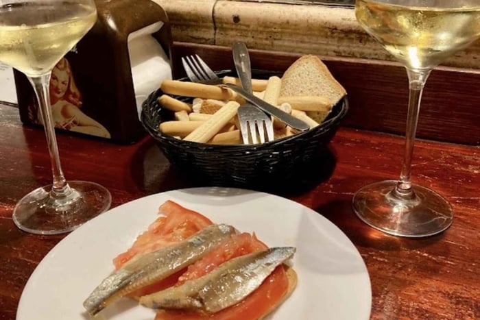 Málaga: Wine and Tapas Tasting Tour with Local Guide