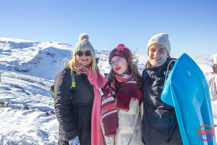 Sierra Nevada fra Dagstur med slæder, snowboard og bjerge