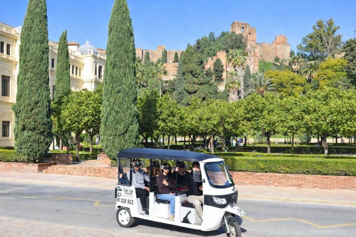 Excursão turística de tuk tuk por Málaga com óculos de realidade virtual inclusos
