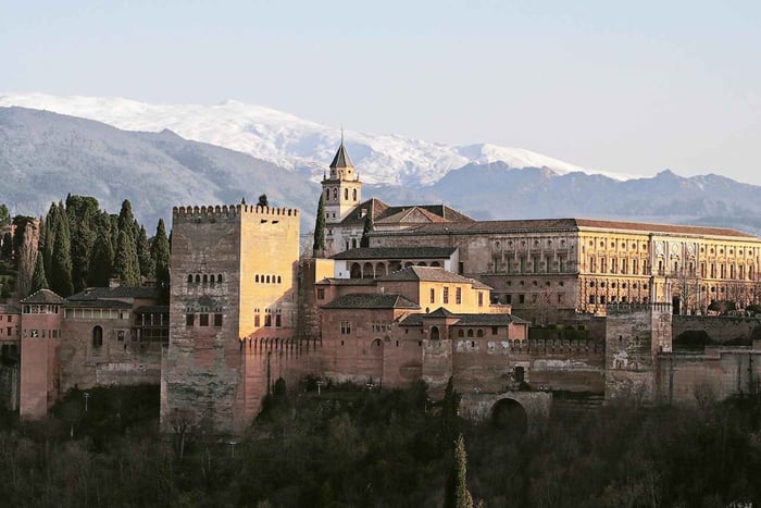 From Malaga: Bus Tour Granada - Alhambra Complete: Visit with Official Guide