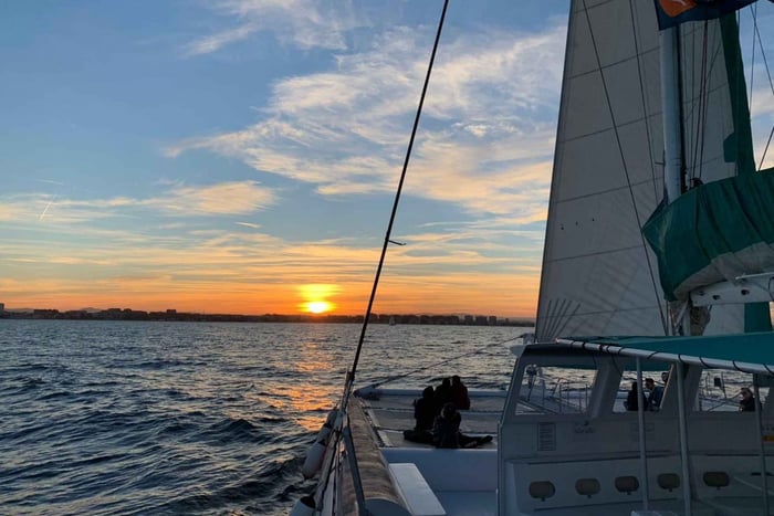 Seiltur med katamaran og solnedgang som tilvalg