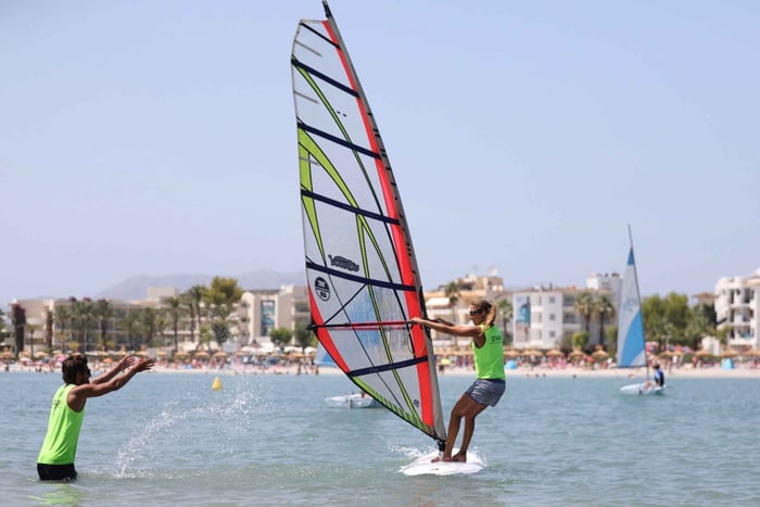 Alacudia Bay: 2 tunnin purjelautailukurssi