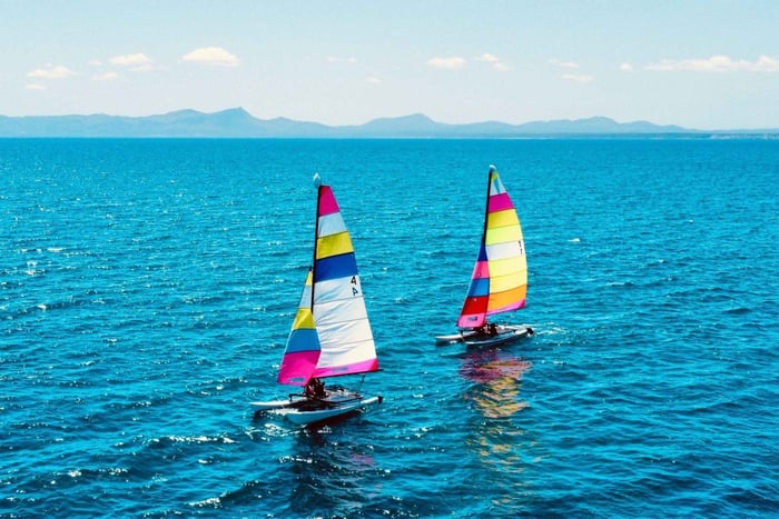 Alcudia : Expérience d'une heure de catamaran avec moniteur pour 2 personnes