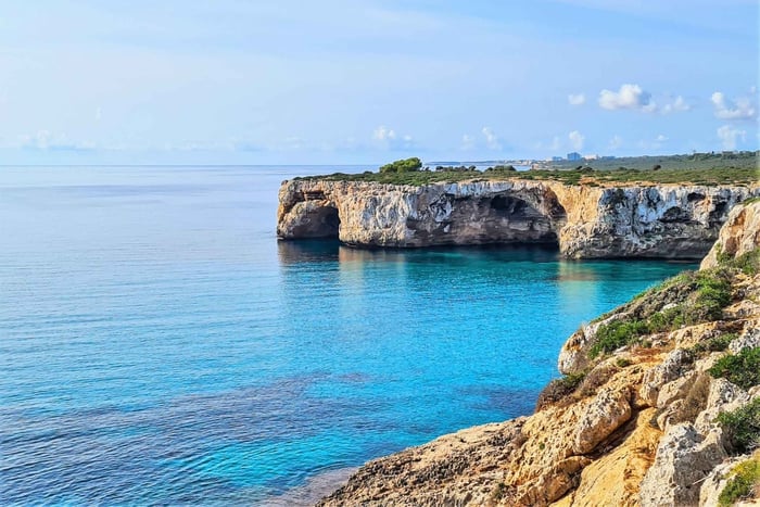 Cala Romàntica: avventura nella grotta marina di Es Coloms