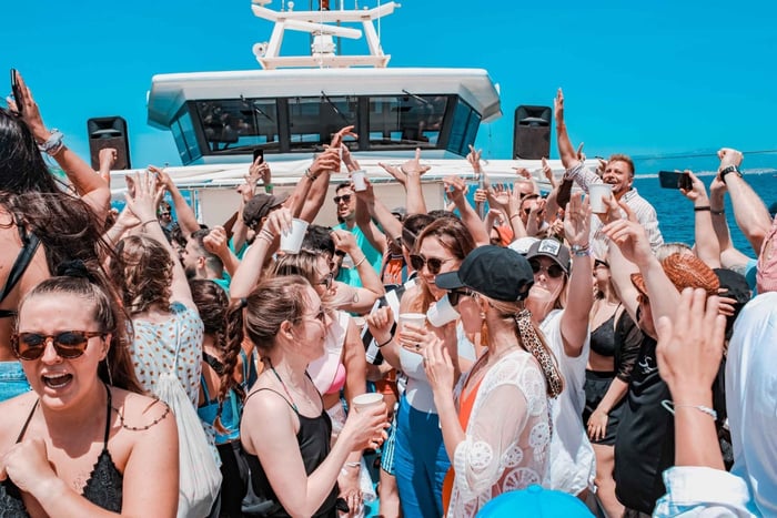 Mallorca: Fiesta en barco con DJ, buffet y entretenimiento