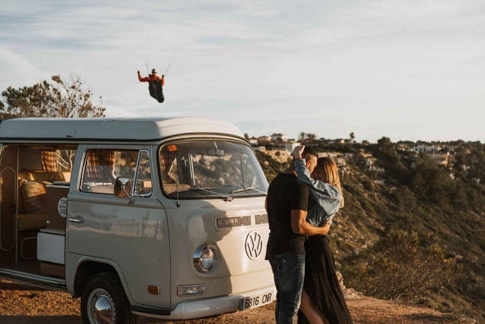 Mallorca: Puesta de sol vintage junto al mar con picnic