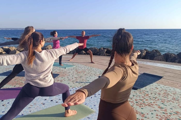Experiência de Ioga ao Pôr do Sol em Palma e Lanche Caseiro Saudável