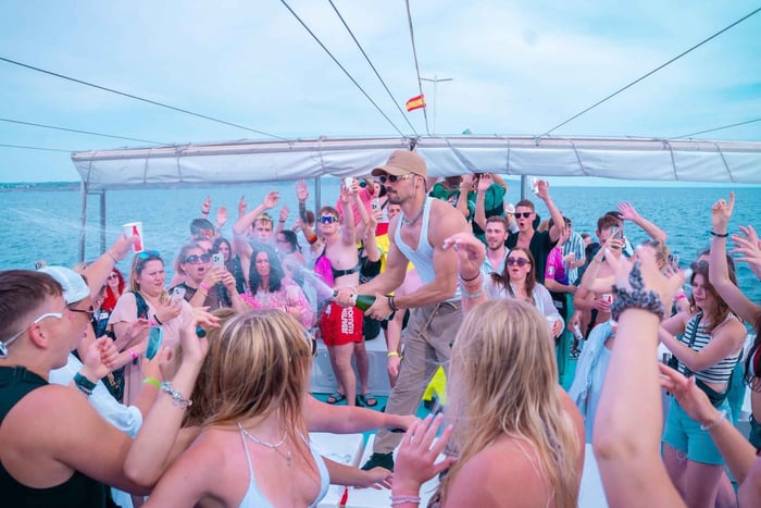 Playa de Palma: Fiesta en Barco con DJ, Buffet y Animación