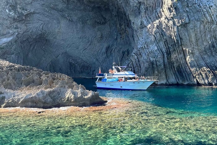 Barco da Premier Cruises em Maiorca: Grutas, Mergulho com Snorkel, Tapas e Bebidas