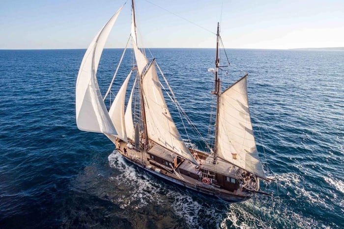 sail with history, tapas & wine in Palma