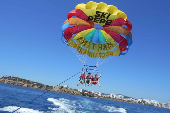 Santa Eulària des Riu: Parasailing-båtcruise med drinker