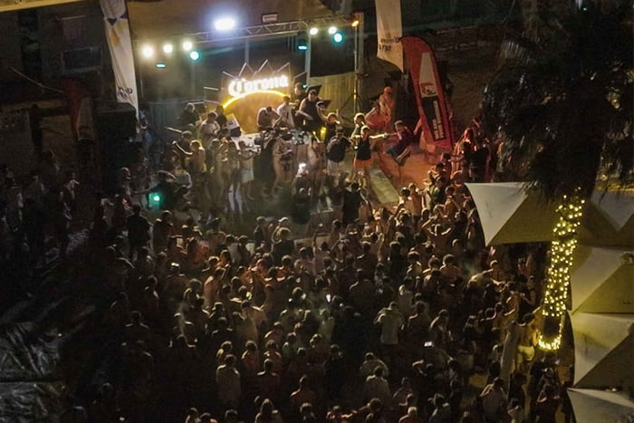 Armier Bay: Strandparty mit Jetski-Fahrt und Drink