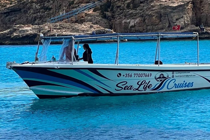 Błękitne i krystaliczne laguny Comino i Gozo – rejs po jaskiniach morskich