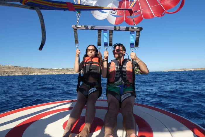 Comino: Parasailing i Blue Lagoon
