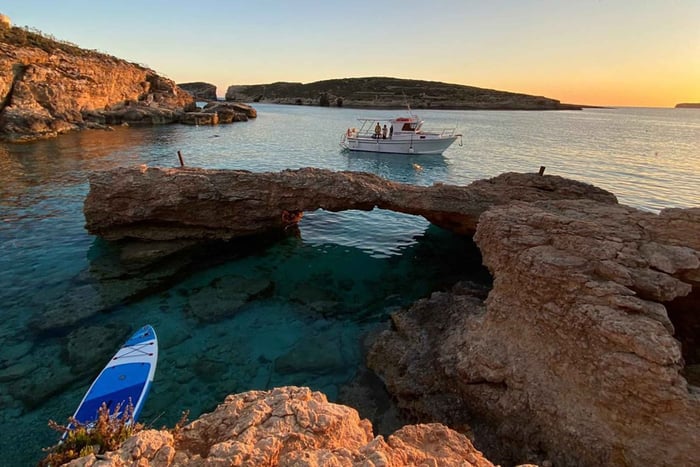 Comino: Bådtur i lille båd til Gozo, havgrotter og Blue Lagoon