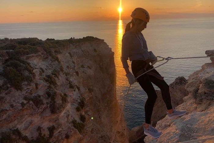 Malte : expérience de descente en rappel à Ghar Lapsi avec un moniteur