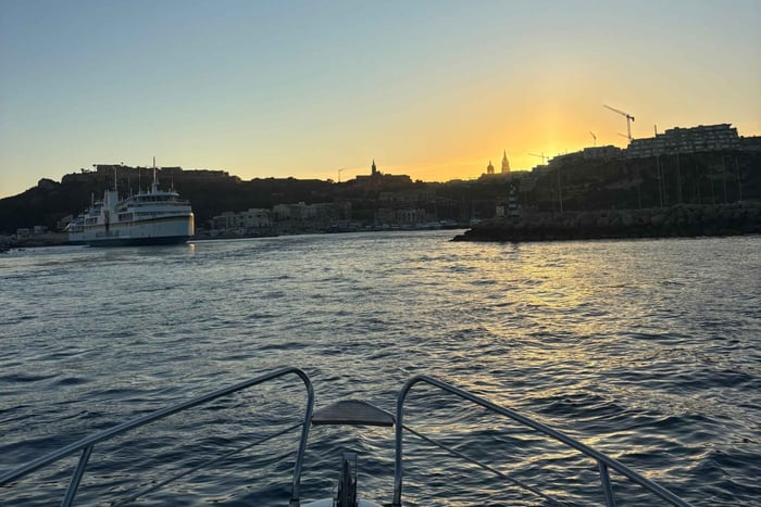 Gozo: Privat bådtur til Dwejra-grotterne med snorkling