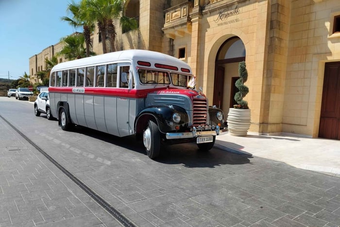 Gozo: Tur med vintagebuss med chaufför