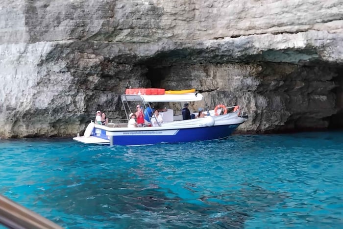 Meio dia - 4 horas Comino, Lagoa Azul até 12 pessoas