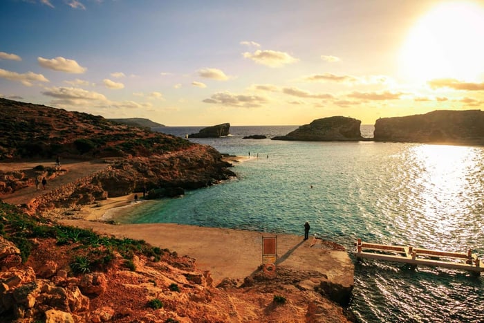 Mellieha : croisière en petit bateau au coucher du soleil à Comino avec arrêts baignade