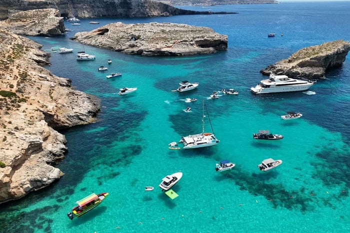 Paseo privado en lancha motora a Comino desde Bugibba