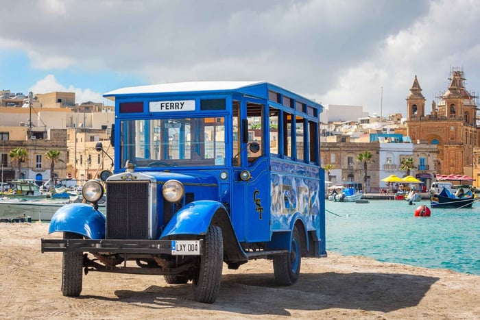 Excursão panorâmica de autocarro antigo ao Jardim Buskett e às Falésias de Dingli