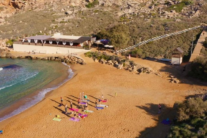 Niedziela: Ghajn Tuffieha (Riviera) Zajęcia jogi na plaży