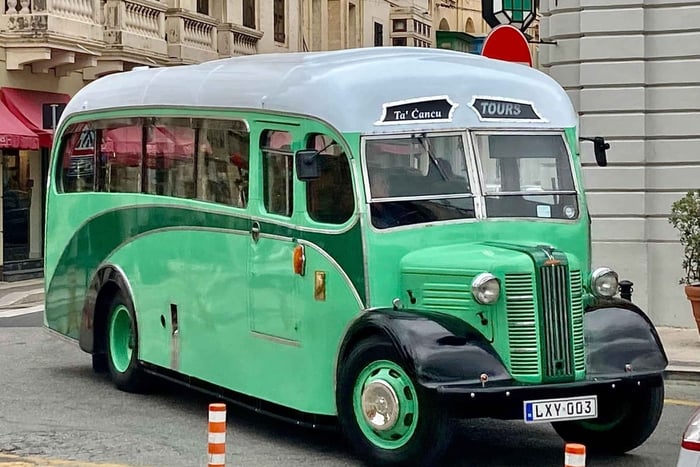 Bustour im Oldtimer: Luftfahrtmuseum & Mosta-Kirche inkl. Platte
