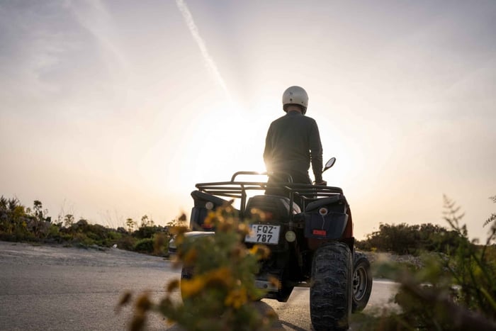 Gozo: Dagsutflykt med fyrhjuling och privat båttur tur och retur
