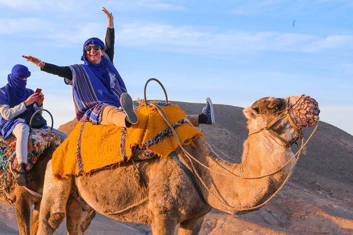 Marrakesh: kamelenrit door de Agafay-woestijn, zonsondergang en dinershow
