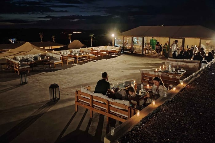 Excursión al desierto de Agafay con paseo en camello, cena y espectáculo.