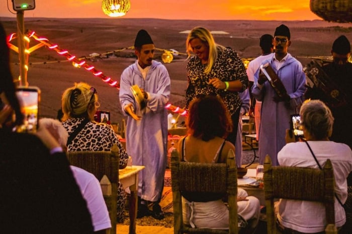 Dîner avec vue sur le coucher de soleil dans le désert d'Agafay, musique live et spectacle de feu