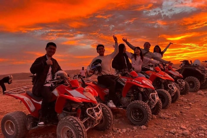 Au départ de Marrakech : dîner-spectacle dans le désert d'Agafay et quad au coucher du soleil