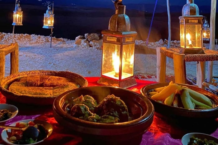 Marrakesch: Magisches Abendessen bei Sonnenuntergang in der Agafay-Wüste & Live-Show