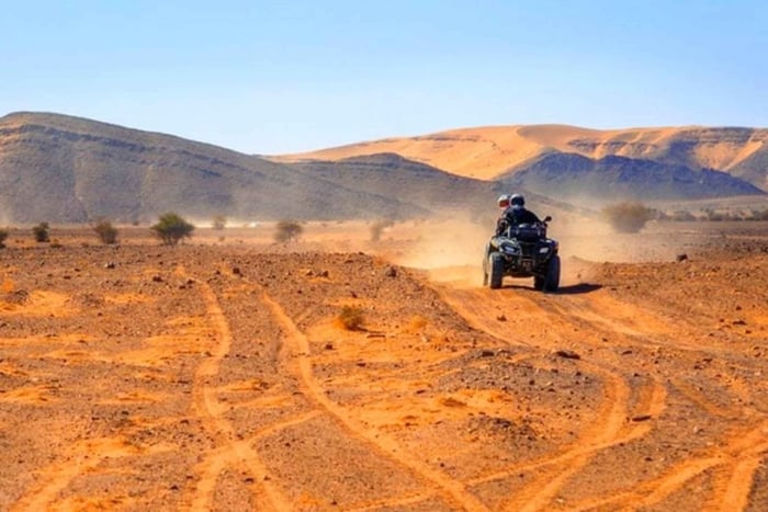 Marrakech: Abendessen und Quadbike Wüste Agafay Stars & Show